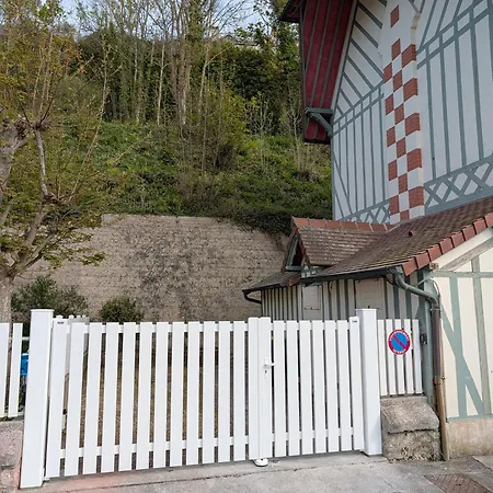 La Petite Normandy Vue * トルヴィル＝シュル＝メール
